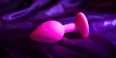 Une photo de sextoy illustre un article sur l'évolution du plug anal